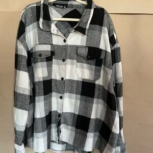Nasty Gal Black and White Plaid Button-Up Shirt. Flannel. Size 22